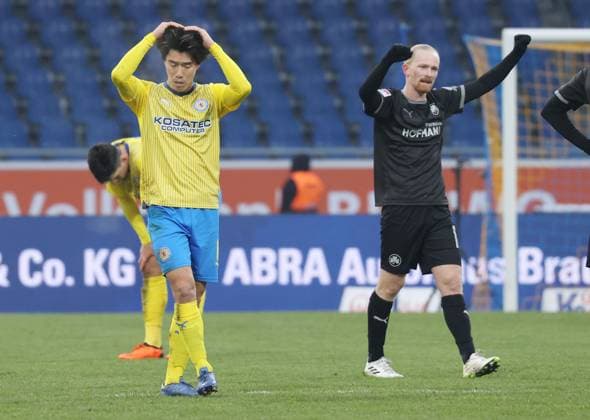 Eintracht Braunschweig vs SpVgg Greuther Fürth Braunschweig, 02.12.2023, Fußball, Saison 23 24, 2. Bundesliga, 15. Spieltag, Eintracht Braunschweig vs SpVgg Greuther Fürth, Bild zeigt: Keita Endo (BTSV, 8) ärgert sich nach dem Abpfiff Braunschweig