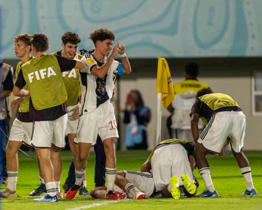 02.12.2023, Fussball U-17-Weltmeisterschaft 2023, Finale: Deutschland - Frankreich, im Manahan Stadium (Surakarta). Torjubel Noah Darvich (li, Deutschland) zum 2:0