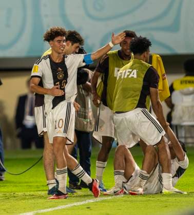 02.12.2023, Fussball U-17-Weltmeisterschaft 2023, Finale: Deutschland - Frankreich, im Manahan Stadium (Surakarta). Torjubel Noah Darvich (li, Deutschland) zum 2:0