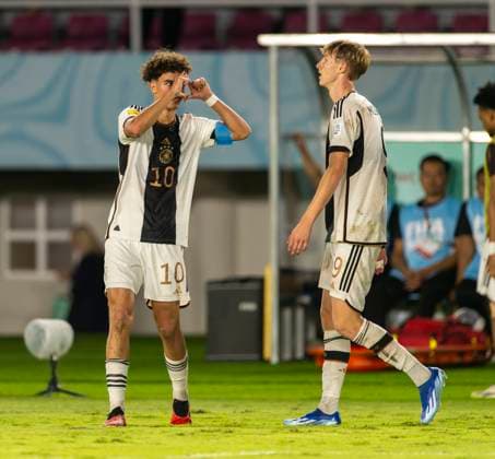 02.12.2023, Fussball U-17-Weltmeisterschaft 2023, Finale: Deutschland - Frankreich, im Manahan Stadium (Surakarta). Torjubel Noah Darvich (li, Deutschland) zum 2:0