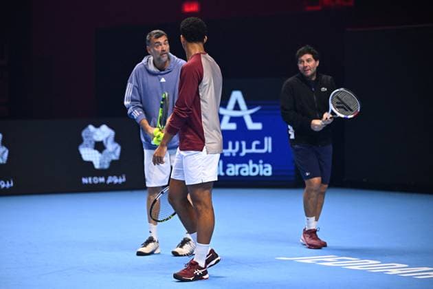 2023 Next Gen ATP, Tennis Herren Finals - Jeddah Arthur Fils (FRA) with his coaches Sergei Bruguera and Sebastien Grosjean during his practice at the 2023 Next Gen ATP Finals in Jeddah, SAUDI ARABIA, on December 2, 2023. Photo by Corinne Dubreuil ABACAPRESS.COM Jeddah Saudi Arabia  Copyright: xDubreuilxCorinne ABACAx