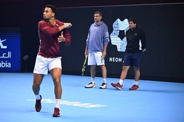 2023 Next Gen ATP, Tennis Herren Finals - Jeddah Arthur Fils (FRA) with his coaches Sergei Bruguera and Sebastien Grosjean during his practice at the 2023 Next Gen ATP Finals in Jeddah, SAUDI ARABIA, on December 2, 2023. Photo by Corinne Dubreuil ABACAPRESS.COM Jeddah Saudi Arabia  Copyright: xDubreuilxCorinne ABACAx