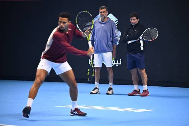 2023 Next Gen ATP, Tennis Herren Finals - Jeddah Arthur Fils (FRA) with his coaches Sergei Bruguera and Sebastien Grosjean during his practice at the 2023 Next Gen ATP Finals in Jeddah, SAUDI ARABIA, on December 2, 2023. Photo by Corinne Dubreuil ABACAPRESS.COM Jeddah Saudi Arabia  Copyright: xDubreuilxCorinne ABACAx