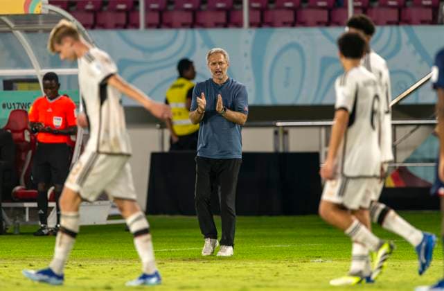 02.12.2023, Fussball U-17-Weltmeisterschaft 2023, Finale: Deutschland - Frankreich, im Manahan Stadium (Surakarta). Trainer Christian Wück (Deutschland) gibt Anweisungen am Spielfeldrand.