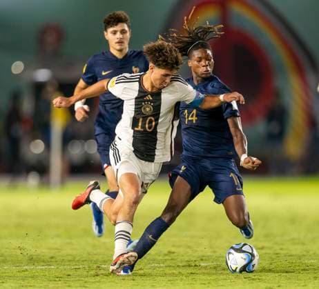 02.12.2023, Fussball U-17-Weltmeisterschaft 2023, Finale: Deutschland - Frankreich, im Manahan Stadium (Surakarta). v.li: Noah Darvich (Deutschland) gegen FodŽ Sylla (Frankreich)