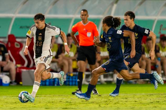 02.12.2023, Fussball U-17-Weltmeisterschaft 2023, Finale: Deutschland - Frankreich, im Manahan Stadium (Surakarta). li: Bilal Yalcinkaya (Deutschland) am Ball
