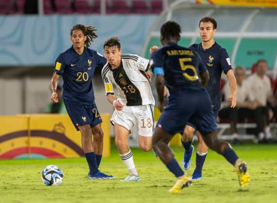 02.12.2023, Fussball U-17-Weltmeisterschaft 2023, Finale: Deutschland - Frankreich, im Manahan Stadium (Surakarta). Bilal Yalcinkaya (Deutschland) am Ball