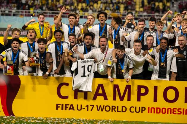 02.12.2023, Fussball U-17-Weltmeisterschaft 2023, Finale: Deutschland - Frankreich, im Manahan Stadium (Surakarta). Siegerehrung für die Deutsche Nationalmannschaft, Weltmeister 2023!