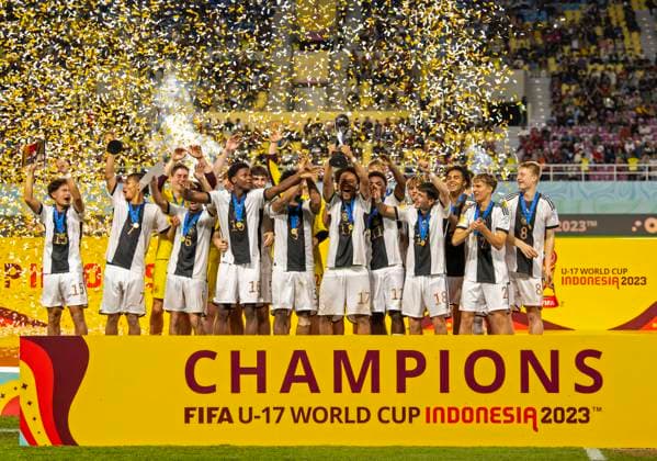 02.12.2023, Fussball U-17-Weltmeisterschaft 2023, Finale: Deutschland - Frankreich, im Manahan Stadium (Surakarta). Siegerehrung für die Deutsche Nationalmannschaft, Weltmeister 2023! Eric Emanuel da Silva Moreira (mitte, Deutschland) stemmt den Pokal in die Höhe