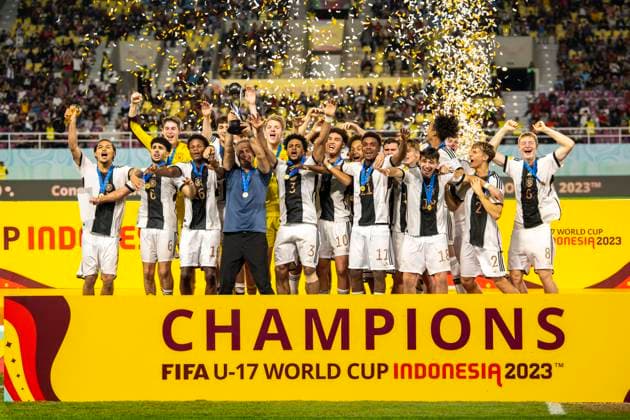 Sport Themen der Woche KW48 02.12.2023, Fussball U-17-Weltmeisterschaft 2023, Finale: Deutschland - Frankreich, im Manahan Stadium (Surakarta). Siegerehrung für die Deutsche Nationalmannschaft, Weltmeister 2023! Trainer Christian Wück (mitte, Deutschland) stemmt den Pokal in die Höhe. li: Paris Brunner (Deutschland), Fayssal Harchaoui (Deutschland), Winners Osawe (Deutschland), re; Almugera Kabar (Deutschland) Charles Herrmann (Deutschland), Bilal Yalcinkaya (Deutschland), *** 02 12 2023, Football U 17 World Cup 2023, Final Germany France, at Manahan Stadium Surakarta award ceremony for the German national team, World Champion 2023 coach Christian Wück center, Germany lifts the trophy li Paris Brunner Germany , Fayssal Harchaoui Germany , Winners Osawe Germany , re Almugera Kabar Germany Charles Herrmann Germany , Bilal Yalcinkaya Germany ,