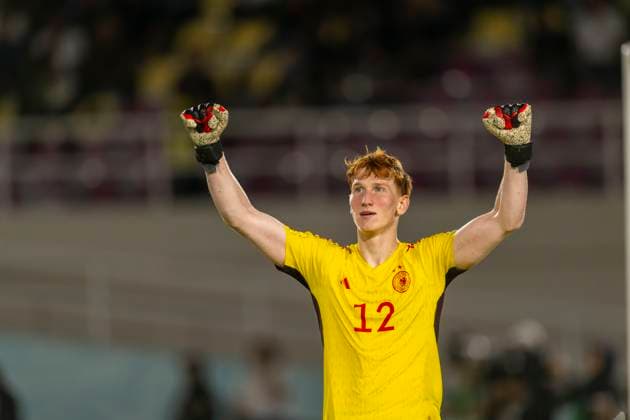 02.12.2023, Fussball U-17-Weltmeisterschaft 2023, Finale: Deutschland - Frankreich, im Manahan Stadium (Surakarta). Siegerehrung für die Deutsche Nationalmannschaft, Weltmeister 2023! Torwart Konstantin Heide (Deutschland) hält den entscheidenden Elfmeter im Elfmeterschiessen und jubelt