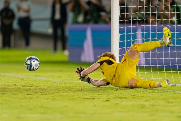 02.12.2023, Fussball U-17-Weltmeisterschaft 2023, Finale: Deutschland - Frankreich, im Manahan Stadium (Surakarta). Siegerehrung für die Deutsche Nationalmannschaft, Weltmeister 2023! Torwart Konstantin Heide (Deutschland) hält den entscheidenden Elfmeter im Elfmeterschiessen.