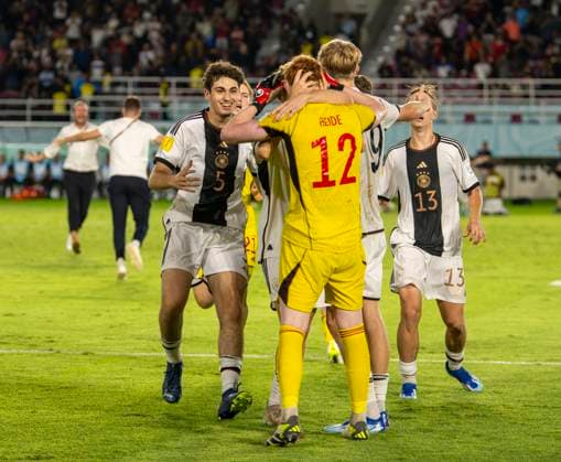 Sport Bilder des Tages 02.12.2023, Fussball U-17-Weltmeisterschaft 2023, Finale: Deutschland - Frankreich, im Manahan Stadium (Surakarta). Siegerehrung für die Deutsche Nationalmannschaft, Weltmeister 2023! Torwart Konstantin Heide (Deutschland) jubelt mit Maxim Bora Dal (Deutschland) Maximilian Hennig (Deutschland)