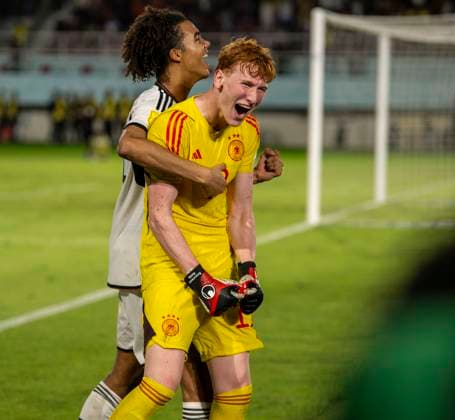 02.12.2023, Fussball U-17-Weltmeisterschaft 2023, Finale: Deutschland - Frankreich, im Manahan Stadium (Surakarta). Siegerehrung für die Deutsche Nationalmannschaft, Weltmeister 2023! Torwart Konstantin Heide (Deutschland) jubelt