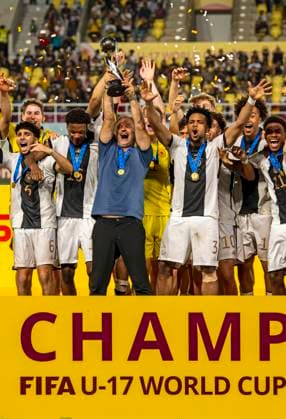 02.12.2023, Fussball U-17-Weltmeisterschaft 2023, Finale: Deutschland - Frankreich, im Manahan Stadium (Surakarta). Siegerehrung für die Deutsche Nationalmannschaft, Weltmeister 2023! Trainer Christian Wück (mitte, Deutschland) stemmt den Pokal in die Höhe. li: Fayssal Harchaoui (Deutschland), re: Almugera Kabar (Deutschland),