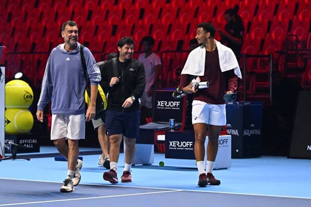 2023 Next Gen ATP, Tennis Herren Finals - Jeddah Arthur Fils (FRA) with his coaches Sergei Bruguera and Sebastien Grosjean during his practice at the 2023 Next Gen ATP Finals in Jeddah, SAUDI ARABIA, on December 2, 2023. Photo by Corinne Dubreuil ABACAPRESS.COM Jeddah Saudi Arabia  Copyright: xDubreuilxCorinne ABACAx