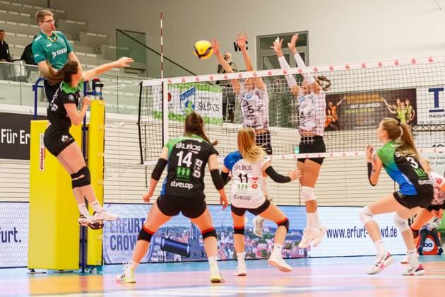 Isabella Noble (Schwarz-Weiss Erfurt, 5) und Silvie Pavlova (Schwarz-Weiss Erfurt, 4) blocken gegen Fabienne Coenders (Borken, 12), 02.12.2023, Erfurt (Deutschland), Volleyball, 2. Bundesliga Frauen Pro, Schwarz-Weiss Erfurt - Skurios Volleys Borken