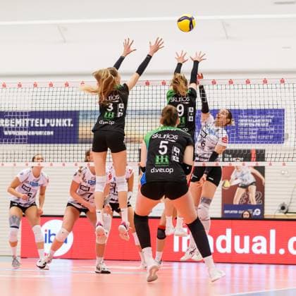 Sina Fuchs (Schwarz-Weiss Erfurt, 6) gegen den Block von Doreen Luther (Borken, 3) und Hannah Rudde (Borken, 9), 02.12.2023, Erfurt (Deutschland), Volleyball, 2. Bundesliga Frauen Pro, Schwarz-Weiss Erfurt - Skurios Volleys Borken
