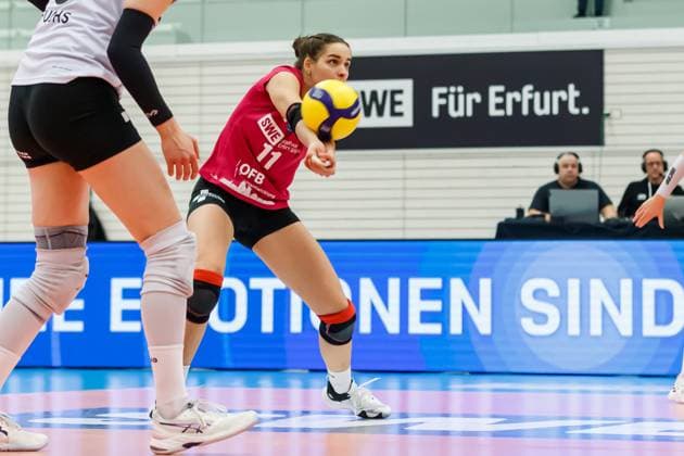 Mia Stauß (Schwarz-Weiss Erfurt, 11, Libera) bei der Ballannahme, 02.12.2023, Erfurt (Deutschland), Volleyball, 2. Bundesliga Frauen Pro, Schwarz-Weiss Erfurt - Skurios Volleys Borken