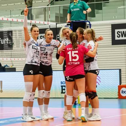 Jubel, celebration bei Schwarz-Weiss Erfurt über den Sieg, 02.12.2023, Erfurt (Deutschland), Volleyball, 2. Bundesliga Frauen Pro, Schwarz-Weiss Erfurt - Skurios Volleys Borken
