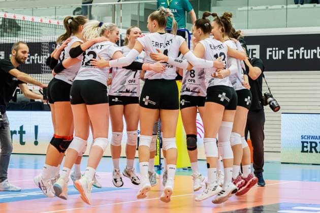 Jubel, celebration bei Schwarz-Weiss Erfurt über den Sieg, 02.12.2023, Erfurt (Deutschland), Volleyball, 2. Bundesliga Frauen Pro, Schwarz-Weiss Erfurt - Skurios Volleys Borken