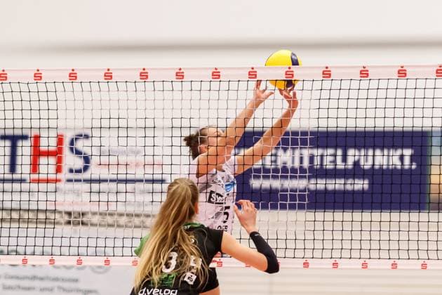 Isabella Noble (Schwarz-Weiss Erfurt, 5) beim Zuspiel, 02.12.2023, Erfurt (Deutschland), Volleyball, 2. Bundesliga Frauen Pro, Schwarz-Weiss Erfurt - Skurios Volleys Borken