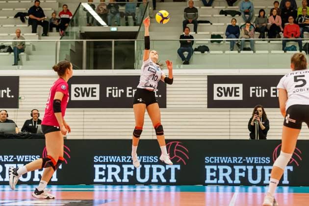 Pia Mohr (Schwarz-Weiss Erfurt, 10) beim Angriff, 02.12.2023, Erfurt (Deutschland), Volleyball, 2. Bundesliga Frauen Pro, Schwarz-Weiss Erfurt - Skurios Volleys Borken