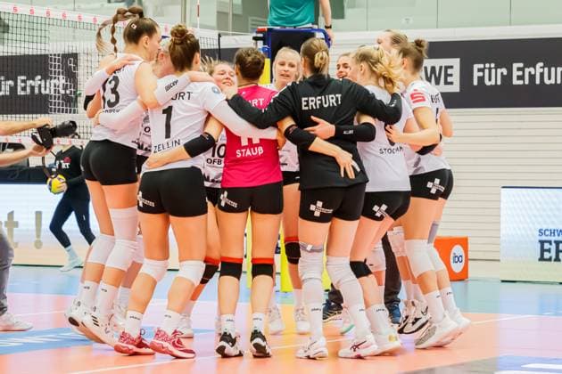Jubel, celebration bei Schwarz-Weiss Erfurt über den Sieg, 02.12.2023, Erfurt (Deutschland), Volleyball, 2. Bundesliga Frauen Pro, Schwarz-Weiss Erfurt - Skurios Volleys Borken