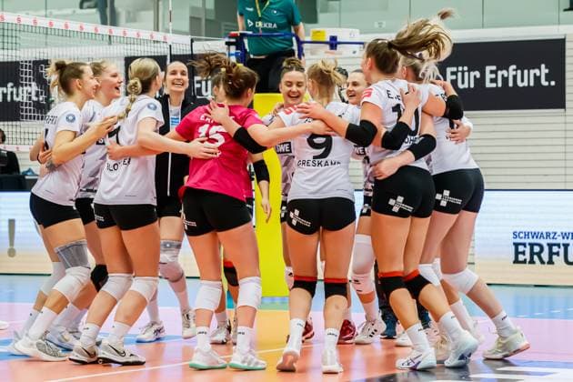 Jubel, celebration bei Schwarz-Weiss Erfurt über den Sieg, 02.12.2023, Erfurt (Deutschland), Volleyball, 2. Bundesliga Frauen Pro, Schwarz-Weiss Erfurt - Skurios Volleys Borken