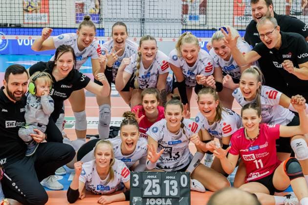 Jubel, celebration bei Schwarz-Weiss Erfurt über den Sieg; Siegerfoto, 02.12.2023, Erfurt (Deutschland), Volleyball, 2. Bundesliga Frauen Pro, Schwarz-Weiss Erfurt - Skurios Volleys Borken