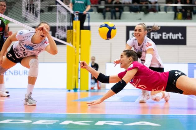 2. Bundesliga Frauen Pro: Schwarz-Weiss Erfurt vs. Skurios Volleys Borken; Erfurt; 02.12.2023 Isabella Noble ( 5; Schwarz-Weiss Erfurt) (links), Mia Anna Stauß ( 11; Schwarz-Weiss Erfurt) (Bildmitte) und Silvie Pavlová ( 4; Schwarz-Weiss Erfurt) (dahinter) 2. Bundesliga Frauen Pro: Schwarz-Weiss Erfurt vs. Skurios Volleys Borken; Riethsporthalle Erfurt; 02.12.2023 Copyright: xBEAUTIFULxSPORTS Duehringx