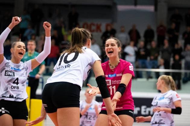 2. Bundesliga Frauen Pro: Schwarz-Weiss Erfurt vs. Skurios Volleys Borken; Erfurt; 02.12.2023 von links Silvie Pavlová ( 4; Schwarz-Weiss Erfurt), Pia Mohr ( 10; Schwarz-Weiss Erfurt) und Mia Anna Stauß ( 11; Schwarz-Weiss Erfurt) 2. Bundesliga Frauen Pro: Schwarz-Weiss Erfurt vs. Skurios Volleys Borken; Riethsporthalle Erfurt; 02.12.2023 Copyright: xBEAUTIFULxSPORTS Duehringx