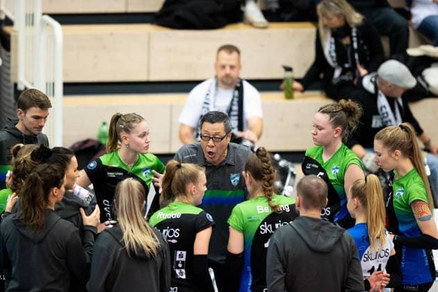 2. Bundesliga Frauen Pro: Schwarz-Weiss Erfurt vs. Skurios Volleys Borken; Erfurt; 02.12.2023 Chang Cheng Liu (Trainer; Skurios Volleys Borken) (Bildmitte) mit Mannschaft 2. Bundesliga Frauen Pro: Schwarz-Weiss Erfurt vs. Skurios Volleys Borken; Riethsporthalle Erfurt; 02.12.2023 Copyright: xBEAUTIFULxSPORTS Duehringx