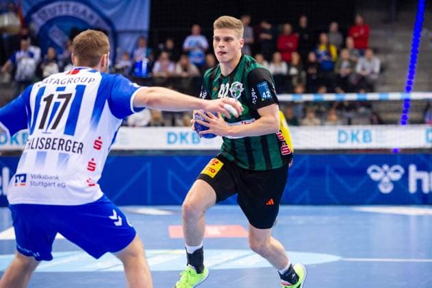 Martin Hanne (TSV Hannover-Burgdorf, 42) vs. Samuel Roethlisberger (TVB Stuttgart, 17) TVB Stuttgart - Hannover Burgdorf, Handball, 2023 2024, Liqui Moly Handball Bundesliga, 02.12.2023, Stuttgart (Porsche Arena), DEU TVB Stuttgart - Hannover Burgdorf, 02.12.2023, Stuttgart (Porsche Arena), DEU Stuttgart Copyright: xSandyxDinkelackerx EP_SDR