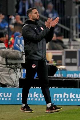02.12.2023, xgox, Fussball 2.Bundesliga, 1.FC Magdeburg - 1.FC Kaiserslautern emspor, v.l. Interimstrainer Coach Trainer Niklas Martin (1. FC Kaiserslautern) gestikuliert gibt Anweisungen mit den Armen gestikulieren gives instructions, gesticulate. (DFL DFB REGULATIONS PROHIBIT ANY USE OF PHOTOGRAPHS as IMAGE SEQUENCES and or QUASI-VIDEO) Magdeburg