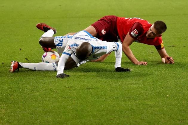 02.12.2023, xgox, Fussball 2.Bundesliga, 1.FC Magdeburg - 1.FC Kaiserslautern emspor, v.l. Amara Conde (1.FC Magdeburg) Tobias Reschl (1. FC Kaiserslautern) Zweikampf, Aktion, action, battle for the ball (DFL DFB REGULATIONS PROHIBIT ANY USE OF PHOTOGRAPHS as IMAGE SEQUENCES and or QUASI-VIDEO) Magdeburg