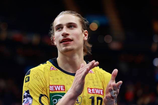 Handball Liqui Moly HBL - 1. Handball Bundesliga 2023 2024 - Handball Verein Hamburg (HSVH) vs. TSV Hannover-Burgdorf - Die Recken Juri Knorr (Loewen) applaudiert den Fans . Sporthalle Hamburg Hamburg Foto: Frank Schoof