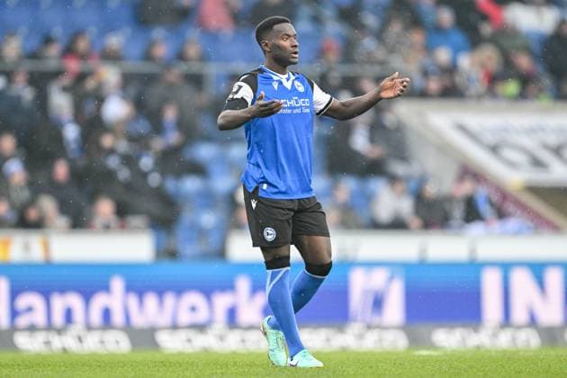 3. Liga - Arminia Bielefeld - FC Erzgebirge Aue am 02.12.2023 in der SchücoArena in Bielefeld Merveille Biankadi (Bielefeld) unzufrieden, enttäuscht, enttaeuscht, niedergeschlagen.