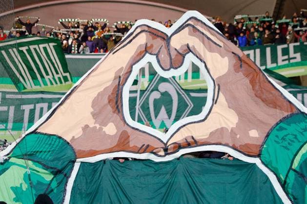 Stuttgart , Fußball Bundesliga, Saison 2023 2024, VfB Stuttgart vs. SV Werder Bremen , Choreografie der Fans im Werder-Fanblock Gemäß den Vorgaben der DFL Deutsche Fußball Liga ist es untersagt, in dem Stadion und oder vom Spiel angefertigte Fotoaufnahmen in Form von Sequenzbildern und oder videoähnlichen Fotostrecken zu verwerten bzw. verwerten zu lassen. *** Stuttgart , Bundesliga, Season 2023 2024, VfB Stuttgart vs SV Werder Bremen , Choreography of the fans in the Werder fan block According to the regulations of the DFL German Football League, it is prohibited to exploit or have exploited photographs taken in the stadium and or of the match in the form of sequential images and or video-like photo series