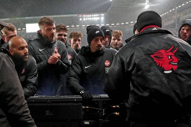 02.12.2023, xgox, Fussball 2.Bundesliga, 1.FC Magdeburg - 1.FC Kaiserslautern emspor, v.l. Spieler von Kaiserslautern Enttäuscht enttaeuscht traurig frustriert nach dem Spiel sprechen mit Fans (DFL DFB REGULATIONS PROHIBIT ANY USE OF PHOTOGRAPHS as IMAGE SEQUENCES and or QUASI-VIDEO) Magdeburg