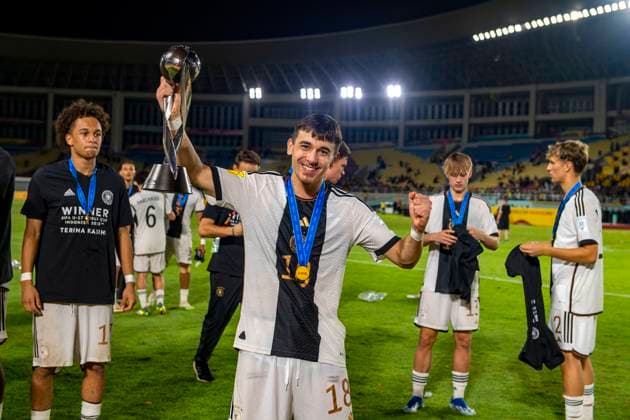 02.12.2023, Fussball U-17-Weltmeisterschaft 2023, Finale: Deutschland - Frankreich, im Manahan Stadium (Surakarta). Weltmeister Deutschland feiert den Titel nach dem Sieg im Elfmeterschiessen. Bilal Yalcinkaya (Deutschland) stolz mit dem Weltmeister-Pokal. *** 02 12 2023, Football U 17 World Cup 2023, Final Germany France, at Manahan Stadium Surakarta World Champion Germany celebrates the title after winning the penalty shootout Bilal Yalcinkaya Germany proudly with the World Champion Cup trophy