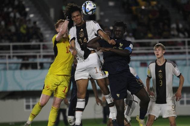 December 2, 2023, Surakarta, Central Java, Indonesia: JOACHIM KAYI SANDA (2R) of France vies with DAVID ODOGU (2L) and KONSTANTIN HEIDE (L) of Germany during FIFA U-17 World Cup Final match between Germany and France at Manahan Stadium. Surakarta Indonesia - ZUMAb228 20231202_zip_b228_013 Copyright: xAnggaxBudhiyantox