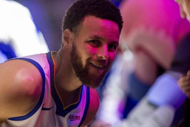 LOS ANGELES, CA - DECEMBER 02: Golden State Warriors guard Stephen Curry (30) during player introductions before an NBA, Basketball Herren, USA basketball game between the Golden State Warriors and Los Angeles Clippers, Saturday, December 2, 2023, at Crypto.com Arena in Los Angeles, California. (Photo by Tony Ding Icon Sportswire) NBA: DEC 02 Warriors at Clippers EDITORIAL USE ONLY Icon46520231202021