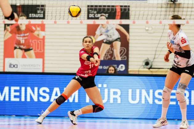 Mia Stauß (Schwarz-Weiss Erfurt, 11, Libera) bei der Ballannahme, 02.12.2023, Erfurt (Deutschland), Volleyball, 2. Bundesliga Frauen Pro, Schwarz-Weiss Erfurt - Skurios Volleys Borken