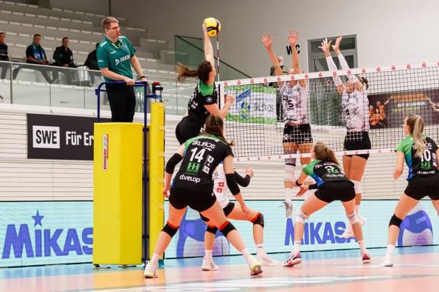 Fabienne Coenders 8borken, 12) gegen den Block Isabella Noble (Schwarz-Weiss Erfurt, 5) und Silvie Pavlova (Schwarz-Weiss Erfurt, 4), 02.12.2023, Erfurt (Deutschland), Volleyball, 2. Bundesliga Frauen Pro, Schwarz-Weiss Erfurt - Skurios Volleys Borken