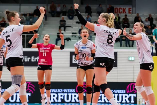 Jubel, celebration bei Schwarz-Weiss Erfurt, 02.12.2023, Erfurt (Deutschland), Volleyball, 2. Bundesliga Frauen Pro, Schwarz-Weiss Erfurt - Skurios Volleys Borken