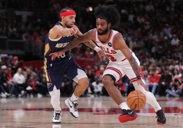 Sport Themen der Woche KW48 Sport Bilder des Tages CHICAGO, IL - DECEMBER 02: Jose Alvarado 15 of the New Orleans Pelicans defends Coby White 0 of the Chicago Bulls during the second half at the United Center on December 2, 2023 in Chicago, Illinois. (Photo by Melissa Tamez Icon Sportswire) NBA, Basketball Herren, USA DEC 02 Pelicans at Bulls EDITORIAL USE ONLY Icon23120119