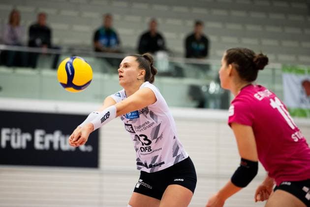 2. Bundesliga Frauen Pro: Schwarz-Weiss Erfurt vs. Skurios Volleys Borken; Erfurt; 02.12.2023 Lara Alyssa Darowski ( 13; Schwarz-Weiss Erfurt) (links) und Mia Anna Stauß ( 11; Schwarz-Weiss Erfurt) 2. Bundesliga Frauen Pro: Schwarz-Weiss Erfurt vs. Skurios Volleys Borken; Riethsporthalle Erfurt; 02.12.2023 Copyright: xBEAUTIFULxSPORTS Duehringx