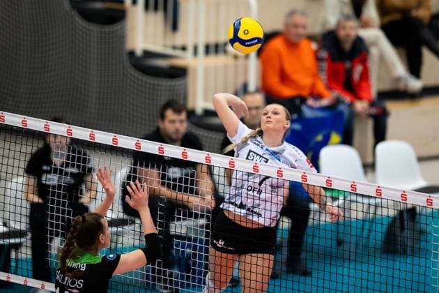 2. Bundesliga Frauen Pro: Schwarz-Weiss Erfurt vs. Skurios Volleys Borken; Erfurt; 02.12.2023 Ashlyn Maye Blotzer ( 7; Schwarz-Weiss Erfurt) gegen Carolin Beining ( 14; Skurios Volleys Borken) 2. Bundesliga Frauen Pro: Schwarz-Weiss Erfurt vs. Skurios Volleys Borken; Riethsporthalle Erfurt; 02.12.2023 Copyright: xBEAUTIFULxSPORTS Duehringx