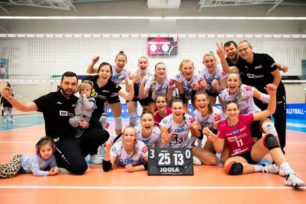 Sport Bilder des Tages 2. Bundesliga Frauen Pro: Schwarz-Weiss Erfurt vs. Skurios Volleys Borken; Erfurt; 02.12.2023 Siegerfoto (Schwarz-Weiss Erfurt) 2. Bundesliga Frauen Pro: Schwarz-Weiss Erfurt vs. Skurios Volleys Borken; Riethsporthalle Erfurt; 02.12.2023 Copyright: xBEAUTIFULxSPORTS Duehringx